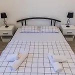 Apartamento Antonio, On The Seafront With Garden