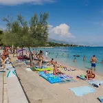 Apartamento Antonio, On The Seafront With Garden