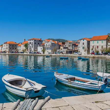 Antonio, On The Seafront With Garden Apartment Kastela