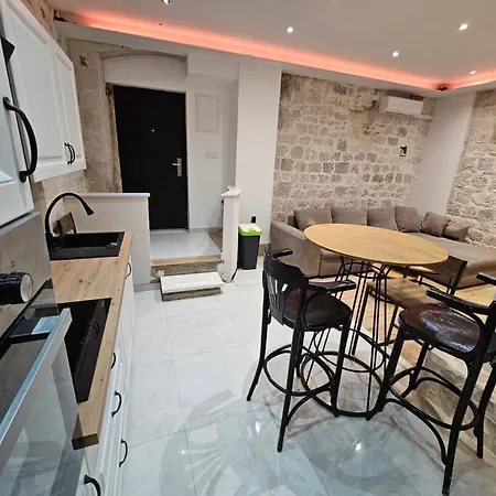 Apartment Antonio, On The Seafront With Garden Kastela