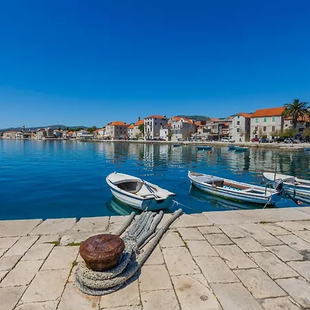 Antonio, On The Seafront With Garden شقة Kaštela