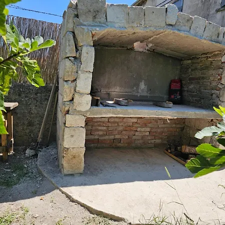 Apartment Antonio, On The Seafront With Garden